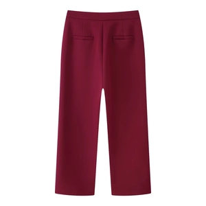 Vista posteriore dei pantaloni slim bordeaux con tasche a filo e tessuto liscio