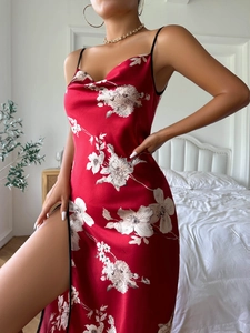 Détail de la robe nuisette en satin rouge à fleurs avec col bénitier et fines bretelles