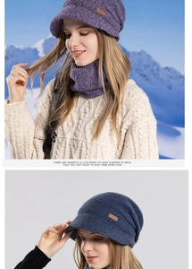 Détail du tricot et de l'étiquette en cuir sur cet ensemble bonnet à visière et tour de cou
