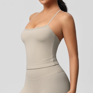 Vista laterale del set da yoga beige con reggiseno sportivo e leggings a vita alta