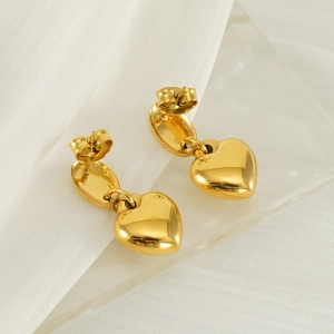 Boucles d'oreilles cœur dorées élégantes avec finition polie et design 3D minimaliste