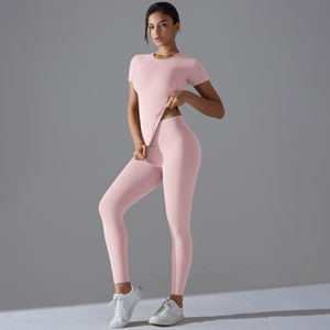 Dettaglio del top da yoga rosa a maniche corte e del set di leggings a vita alta