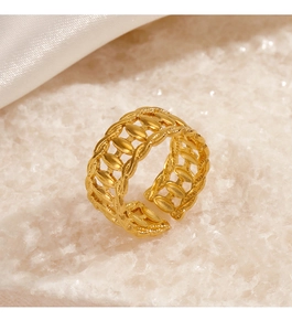 Détail de la bague tressée plaquée or 18K sur pierres blanches et fond en soie