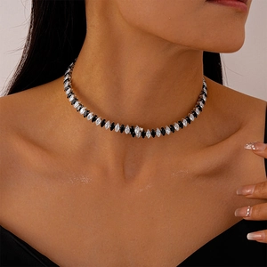 Détail macro du collier ras du cou avec zircons noirs et blancs taille marquise
