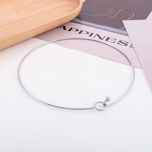 Dettaglio di una collana minimalista in acciaio inossidabile argento con chiusura ad anello
