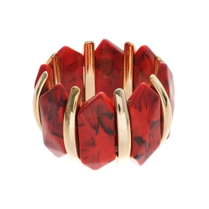 Bracelet élastique en acrylique marbré rouge avec barres dorées sur fond blanc