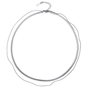 Vue détaillée du collier double argenté avec chaîne serpent et maille ronde délicate