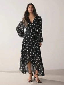 Französisches Midi-Kleid mit V-Ausschnitt, Taillenband und Punkten in Schwarz