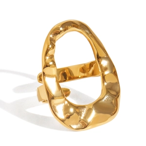 Bague ouverte moderne en acier inoxydable plaqué or 18k avec texture martelée et forme en O