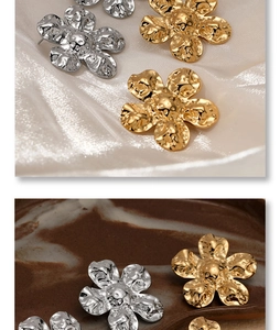 Détails des boucles d'oreilles fleur en acier 316 avec texture métal martelé