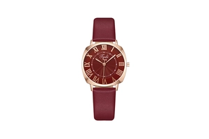 Détail du bracelet en cuir rouge vin et du cadran à chiffres romains en or rose