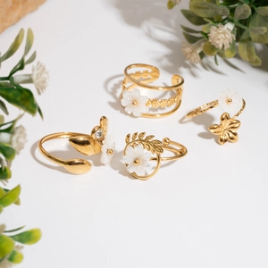 Elegant set of 18K gold floral rings with white petals and sparkling crystals for women