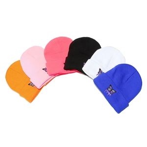Bonnet en tricot chaud d'hiver avec broderie de papillons colorés et lettres en 6 couleurs