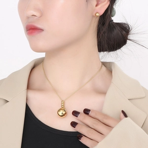 Minimalistisches Schmuckset für Damen mit goldenem Kugelanhänger und Ohrsteckern