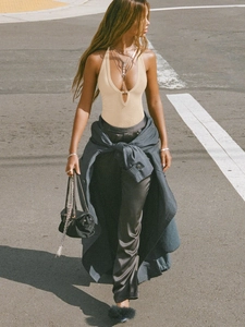 Photo de rue d'un débardeur beige dos nu avec découpe cœur et un pantalon en satin