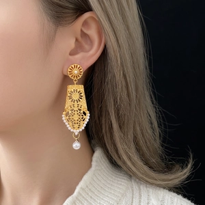 Orecchini vintage a fiori traforati dorati con perle in stile barocco da donna