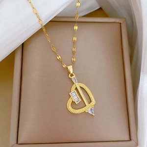 Elegante collana cuore in titanio dorato con cristalli luccicanti su raso bianco