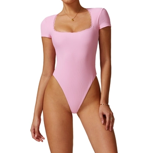 Body da yoga rosa a costine con maniche corte, bordo in pizzo e vestibilità slim fit