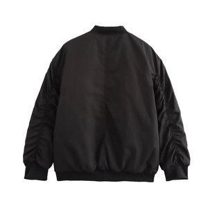 Vue arrière du blouson aviateur noir avec manches froncées et bordures côtelées sur blanc