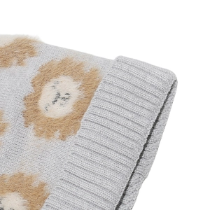 Détail du bonnet en tricot gris avec texture léopard en fourrure et bordure côtelée