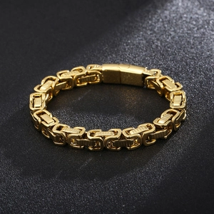Vue détaillée du bracelet en acier inoxydable doré avec gros maillons carrés pour hommes