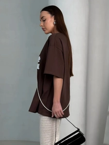 Oversized brown cotton T-shirt with white letter print and pearl chain bag detail