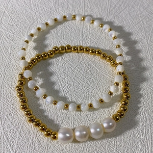 Ensemble de bracelets en perles d'eau douce et nacre avec touches dorées pour femme style chic