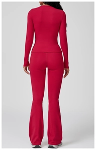 Vue arrière de l'ensemble de yoga rouge avec haut à manches longues et pantalon évasé