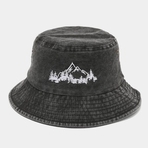 Vista dettagliata del ricamo della foresta montana su un cappello a secchiello nero