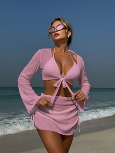Dettagli del set da spiaggia in mesh rosa con top a lacci e gonna arricciata