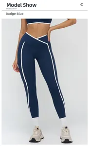 Dettaglio dei pantaloni yoga a vita incrociata blu badge con strisce bianche laterali