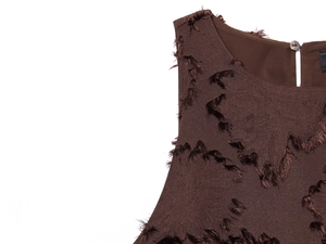 Détail du col de robe marron texturée avec bouton unique et tissu à franges de qualité