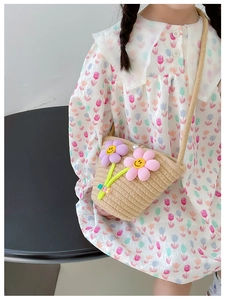 Detailansicht einer Kinder Stroh Umhängetasche mit bunten Filz Smiley Blumen