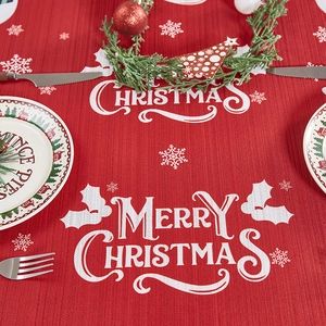 Feestelijk rood kersttafelkleed met witte Merry Christmas tekst en sneeuwvlok patronen
