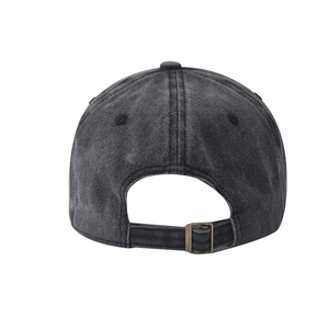 Détail de casquette vintage lavée avec boucle de réglage en métal bronze antique
