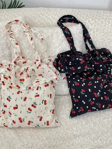 Sacs cabas en toile à imprimé cerises avec bords à volants en blanc et bleu marine