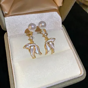 Boucles d'oreilles élégantes en perles dorées avec ailes en émail blanc et zircons