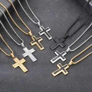 Collane con pendente a croce in acciaio inossidabile nei colori oro, argento e nero