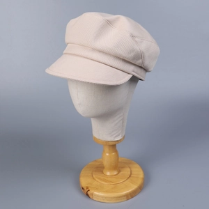 Casquette gavroche beige en sergé pour femme avec haut octogonal et visière structurée chic