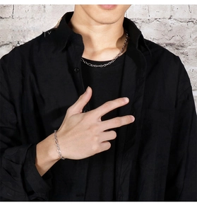 Détail d'un ensemble collier et bracelet en acier inoxydable de style hip-hop pour homme