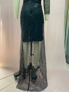 Detail von schwarzen Pailletten und feiner Perlenstickerei auf einem Abendkleid