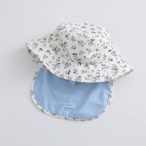Dettaglio del cappello da sole floreale per bambini con protezione nuca azzurra