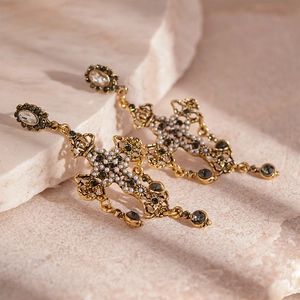 Boucles d'oreilles croix baroques avec strass et perles en finition or vintage