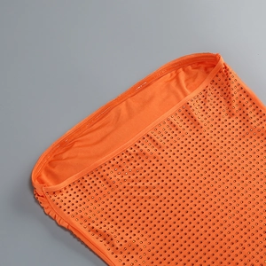 Détail de strass orange sur tissu stretch avec bande de maintien en silicone