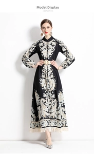 Robe longue baroque à fleurs avec manches bouffantes, ceinture dorée et détail de franges