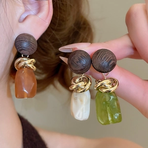 Détails des boucles d'oreilles géométriques en résine avec perles en bois et anneaux