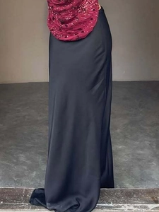 Jupe longue noire élégante à taille haute avec un haut licou à paillettes et col en V