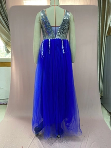Détail du corsage à paillettes argentées et décolleté en V profond d'une robe de soirée