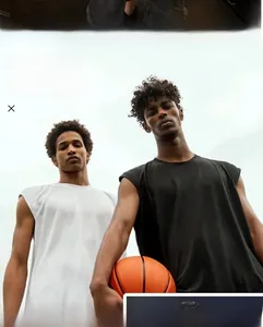 Détail d'un débardeur de basket ample pour hommes en noir et blanc, style décontracté.