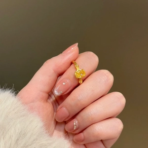 Luxuriöser Ring mit 24k Goldbeschichtung, gelbem Zirkon und Bambusstruktur am Finger